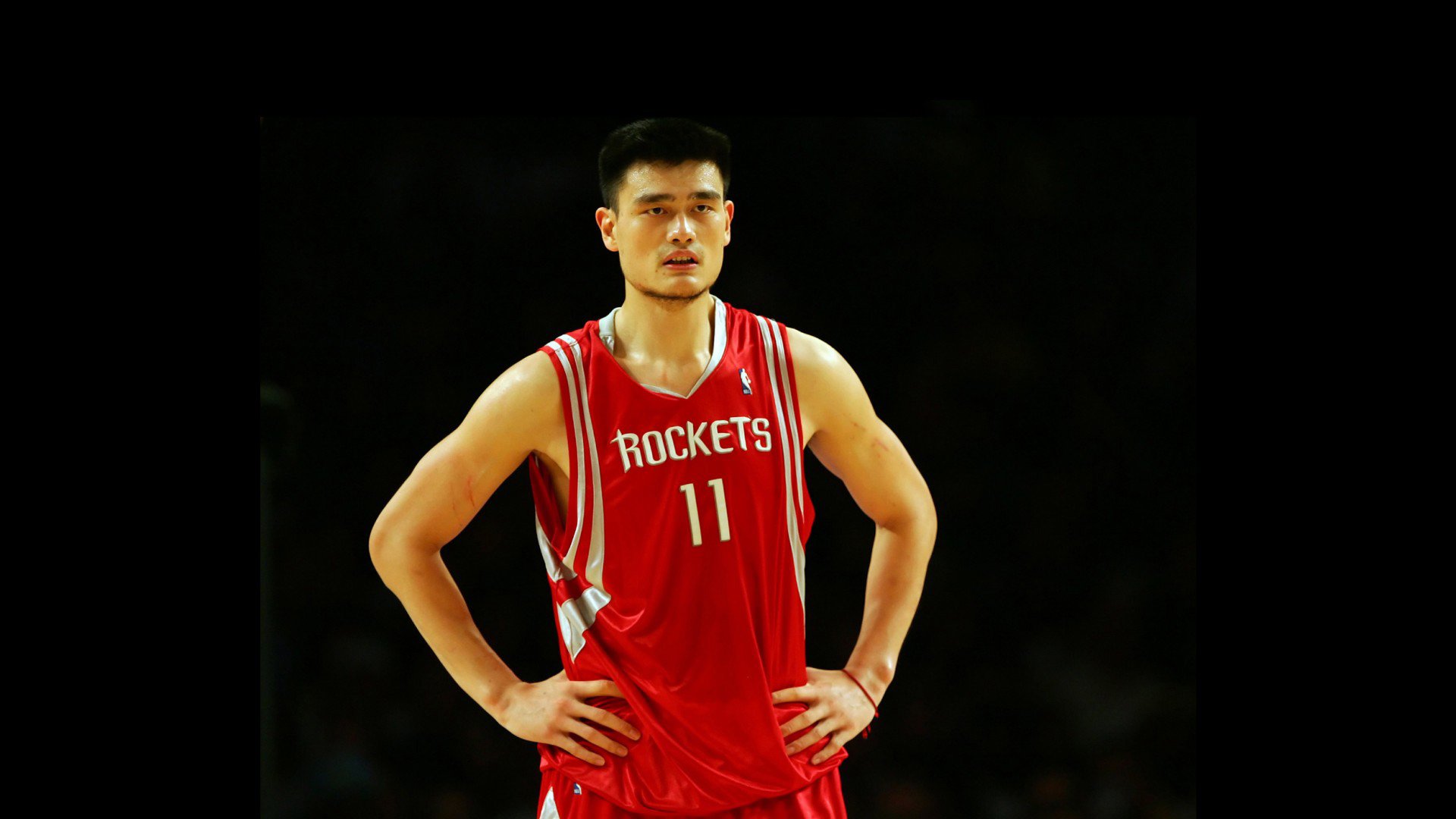 猛龙险胜马刺，布克带队取胜，NBA今夜上演冰火两重天